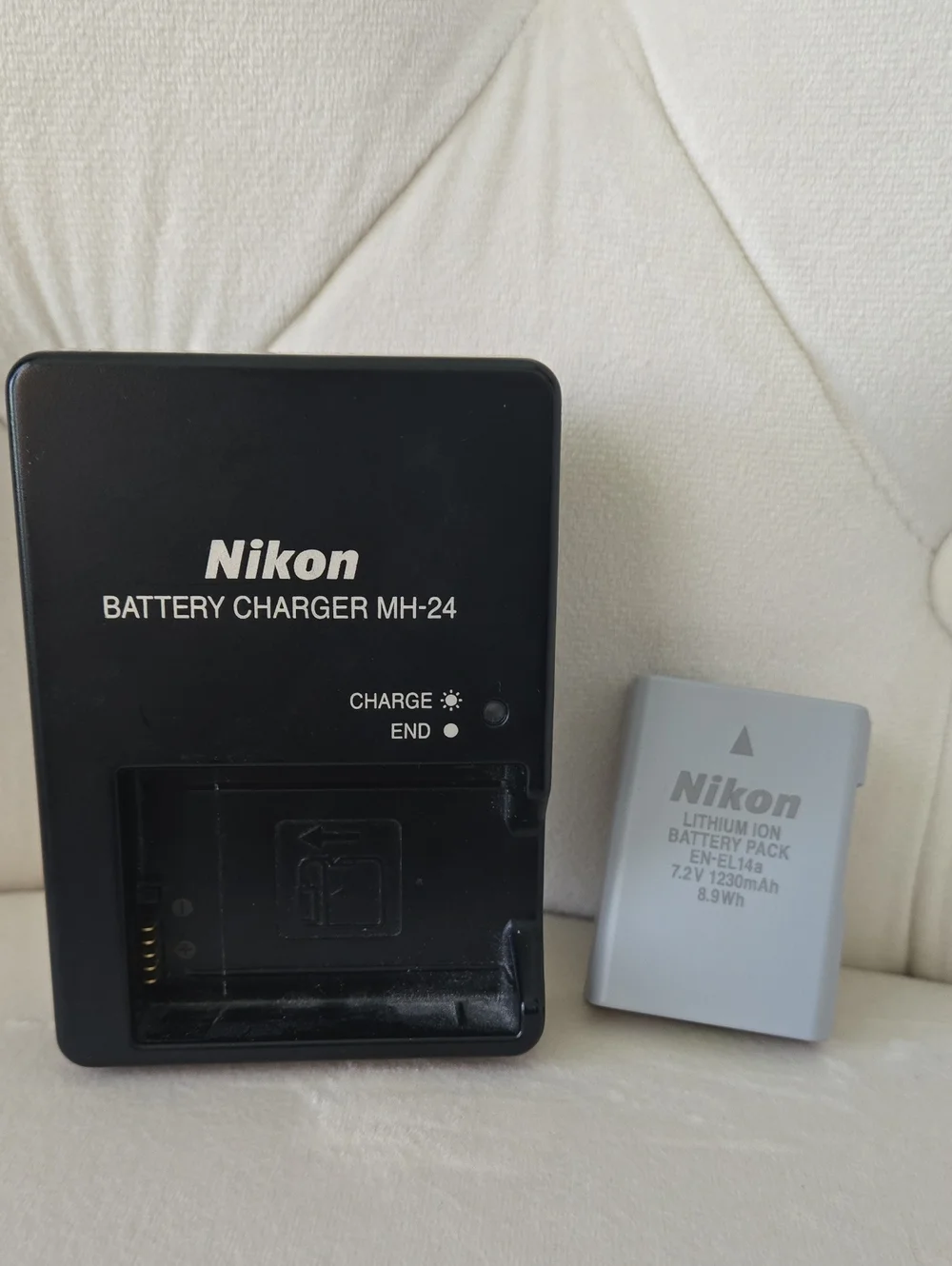 Nikon MH-24 Charger with EN-EL14a Battery - Black & Light Gray
